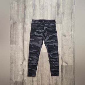 Tuff Athletics Dark Grey Camo Quater Length Leggings Size Small